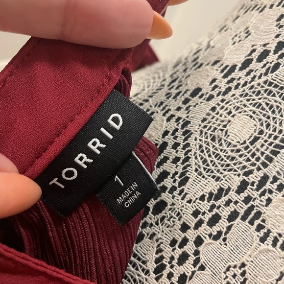 NWT Torrid Shiny Crinkle Gauze Goddess Neck Swing Tank Rumba Red - Picture 6 of 7